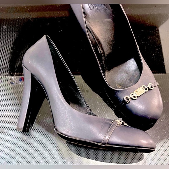 GUCCI  navy Heels with Chain Detail - Picture 1 of 10